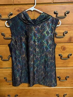 Sleeveless Hooded Snake-Print Camisole in Black and Green